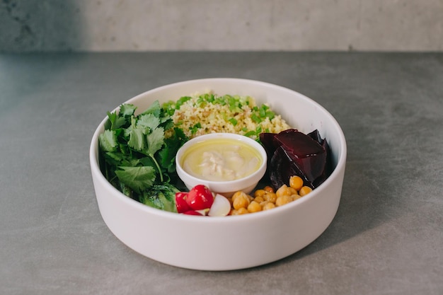 Poke bowl con verdure e carne