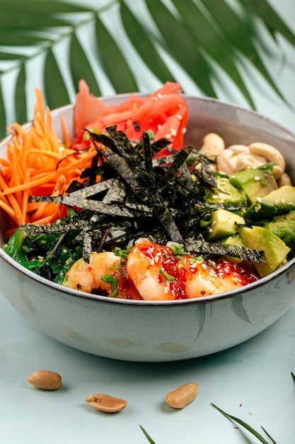 Poke bowl di gamberi hawaiani con riso e verdure