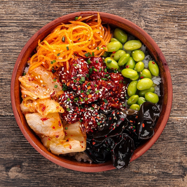 Poke bowl di pollo piccante hawaiano con kimchi