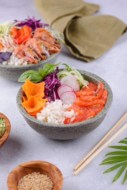 Poke bowl hawaiano con salmone e gamberetti