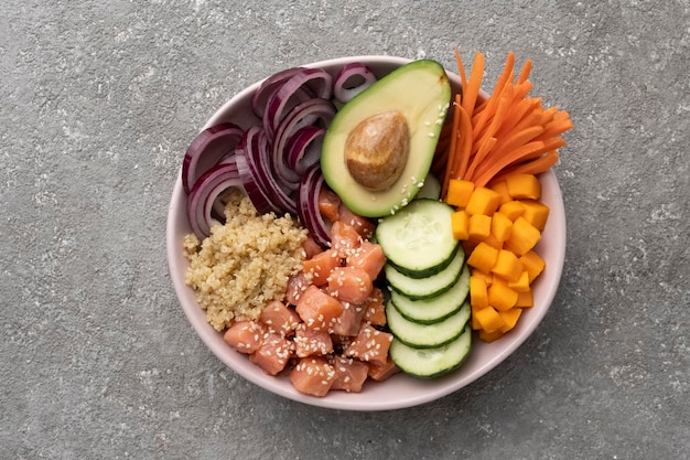 Poke bowl Quinoa con salmone e verdure