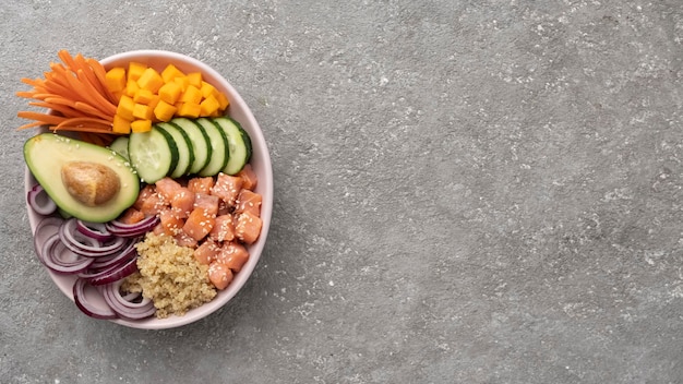 Poke bowl Quinoa con salmone e verdure