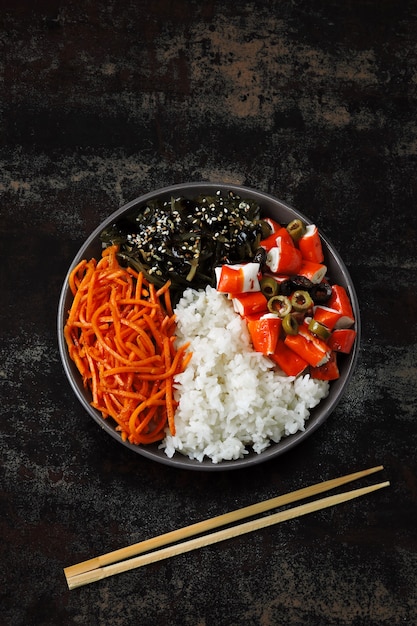 Poke bowl vegana con cavolo nero e carote sott'aceto.