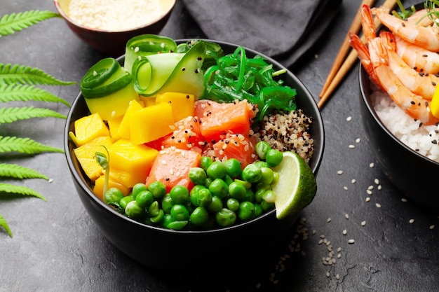 Poke ciotole con gamberetti salmone avocado e mango