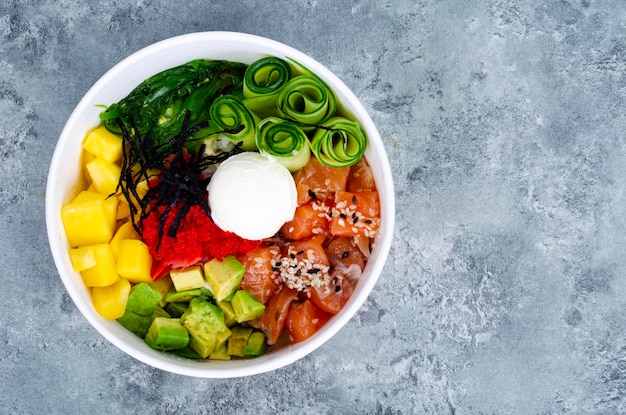 Poke con verdure e salmone fresco. Studio fotografico