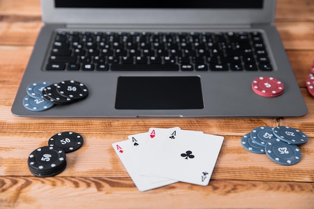 Poker assi e fiches sul computer portatile