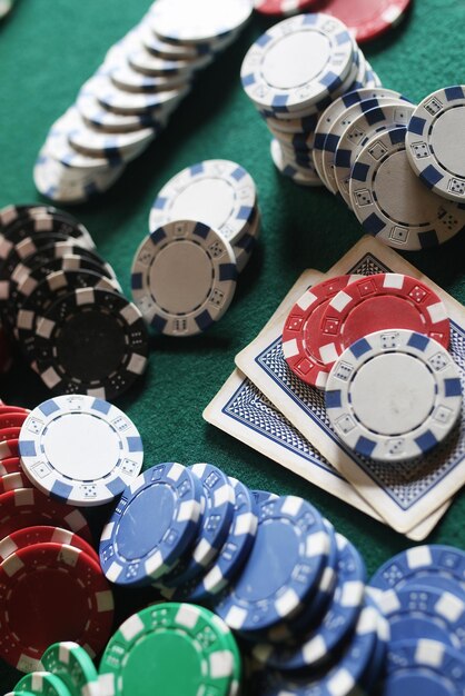 Poker chips e carte sul panno