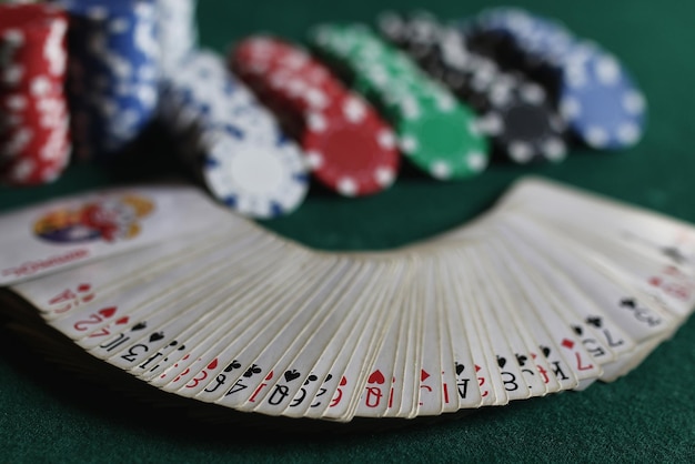 Poker chips e carte sul panno