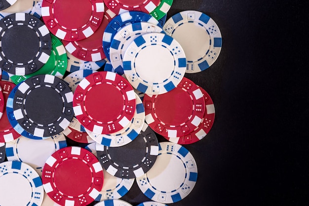 Poker chips isolati su sfondo nero