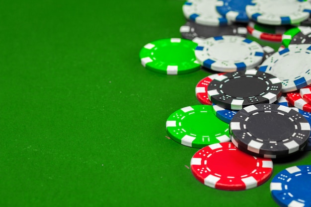 Poker chips sul tavolo