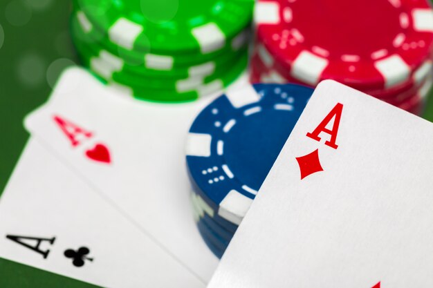 Poker chips sul tavolo