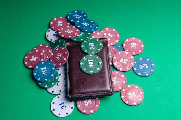 Poker d'azzardo su un tavolo da gioco in un casinò