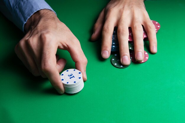 Poker d'azzardo su un tavolo da gioco in un casinò