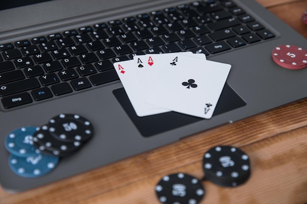 Poker online con laptop e chip