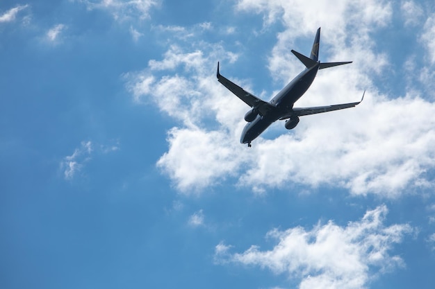 Pola Croazia 19 maggio 2019 aereo di grandi dimensioni in cielo nuvoloso