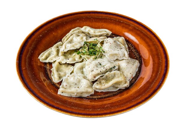 Polacco Pierogi Gnocchi con patate in un piatto con erbe aromatiche e burro isolato su sfondo bianco