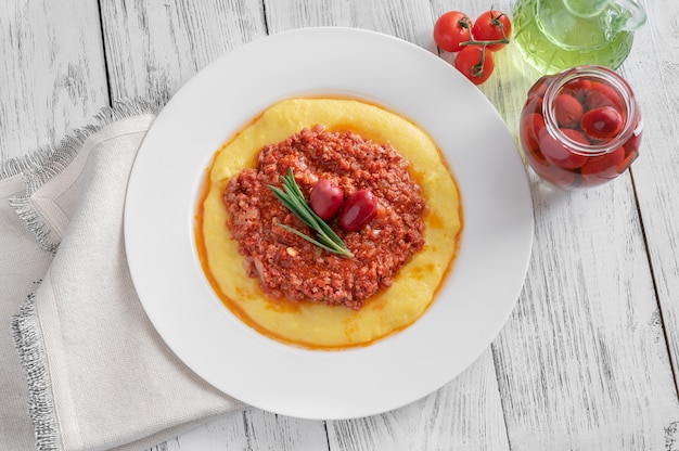 Polenta bolognese italiana