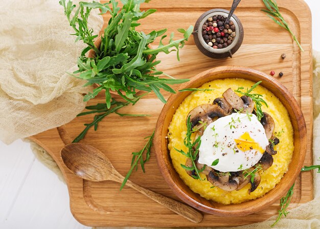 Polenta con funghi e uovo in camicia. Disteso