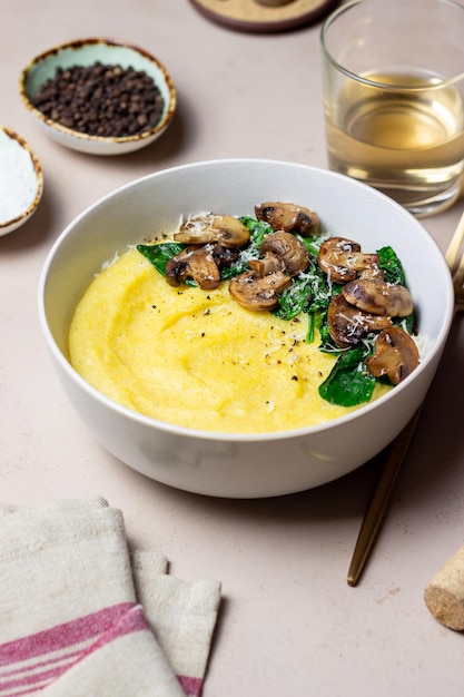 Polenta con funghi spinaci e formaggio Alimentazione sana Cucina vegetariana Cucina italiana