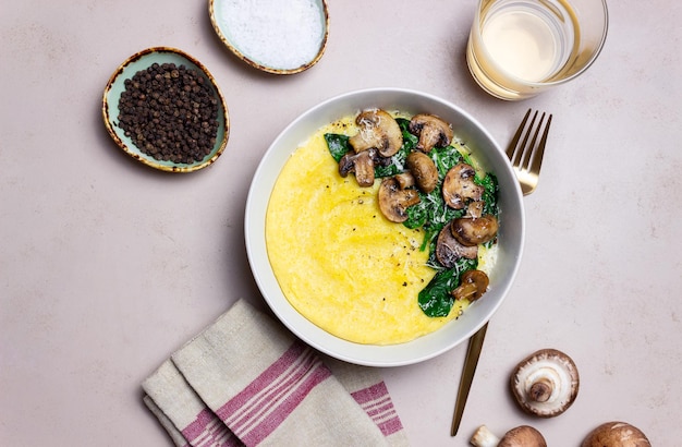 Polenta con funghi spinaci e formaggio Alimentazione sana Cucina vegetariana Cucina italiana