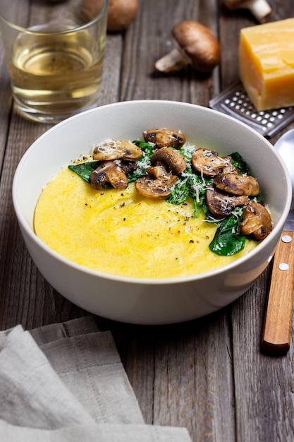 Polenta con funghi spinaci e formaggio Alimentazione sana Cucina vegetariana Cucina italiana