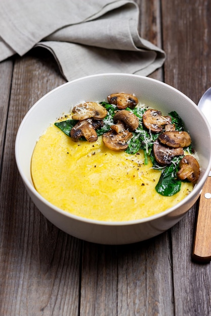 Polenta con funghi spinaci e formaggio Alimentazione sana Cucina vegetariana Cucina italiana