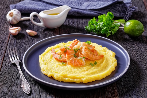 Polenta con gamberi fritti su piatto vista dall'alto