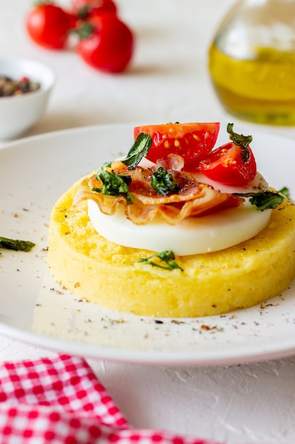 Polenta con mozzarella, pancetta e pomodorini