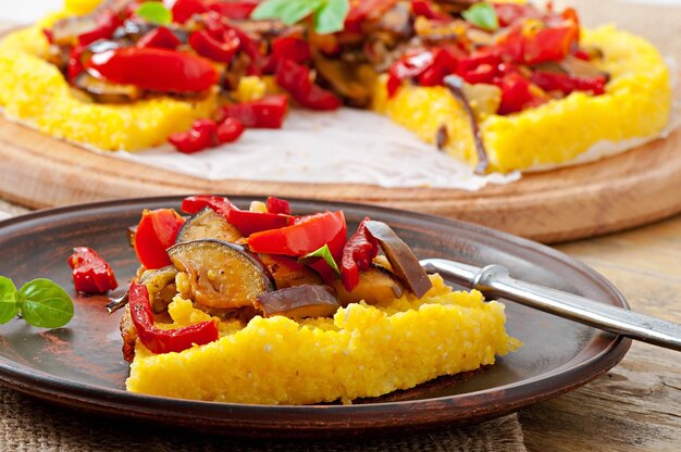 Polenta con verdure, grano di mais, pizza con pomodoro e melanzane.