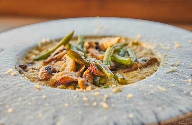 Polenta e funghi Crema di polenta al burro e crema di funghi e fagiolini saltati con crema di tartufo e parmigiano