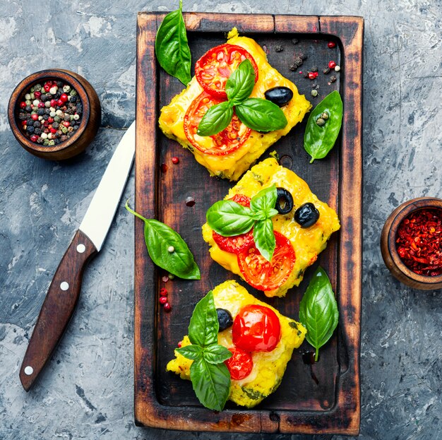 Polenta piatto di farina di mais italiano