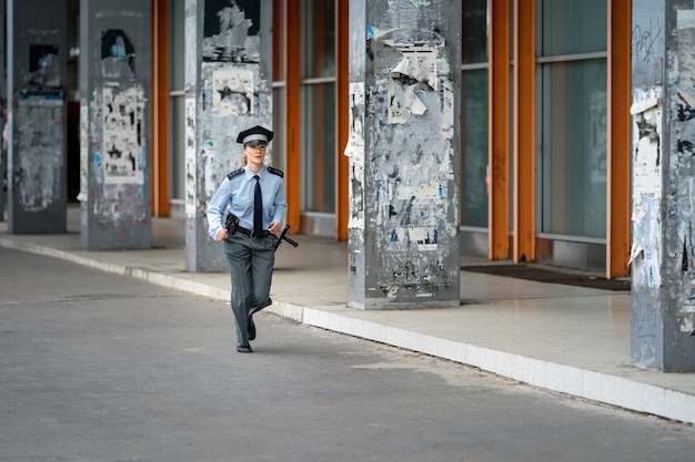 Poliziotta che corre per le strade della città