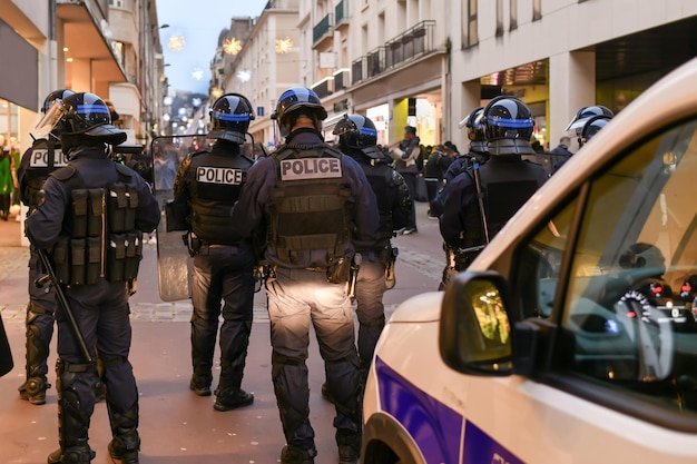 Poliziotti in città in sciopero in mezzo a una folla di persone