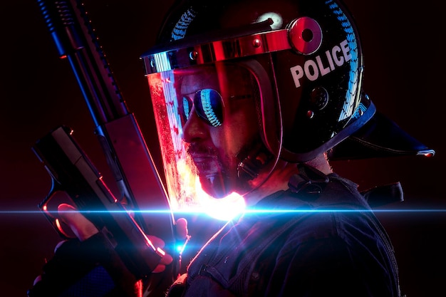 poliziotto con equipaggiamento completo per anti-sommossa, forze dell'ordine in uniforme protettiva pronto per il controllo della folla isolato su nero
