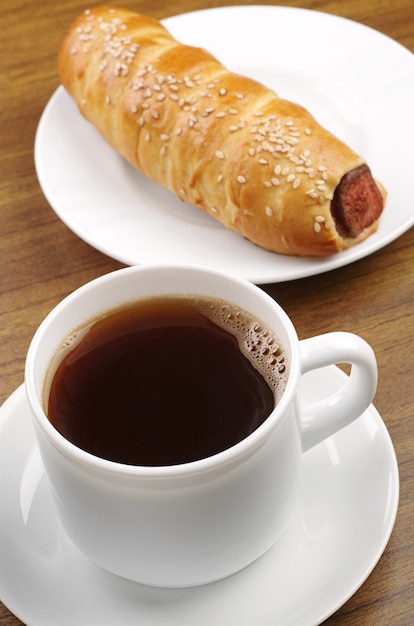 Poliziotto di caffè e hot dog sul primo piano del tavolo