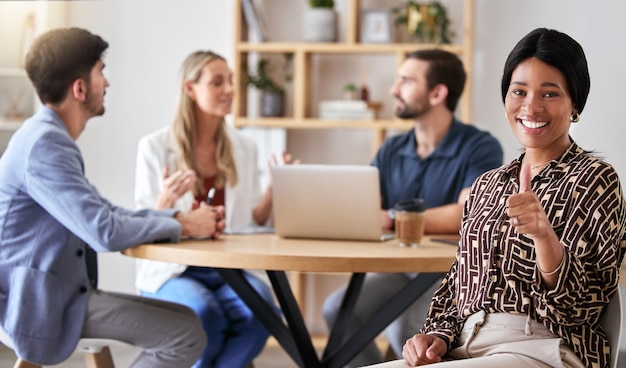 Pollice in su, grazie e donna d'affari nell'incontro di successo dell'azienda felice della crescita dell'avvio Ritratto di una professionista aziendale di donna di colore con una visione e una missione di mentalità positiva