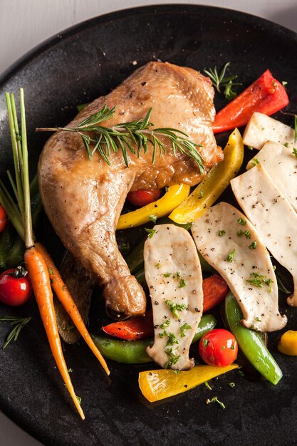 Pollo affumicato con insalate biologiche