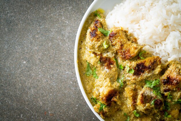 Pollo afgano al curry verde o pollo Hariyali tikka hara masala con riso - stile asiatico