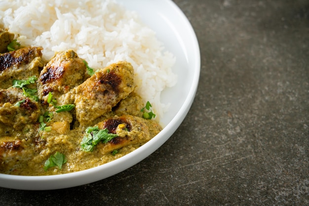 Pollo afgano al curry verde o pollo Hariyali tikka hara masala con riso - stile asiatico