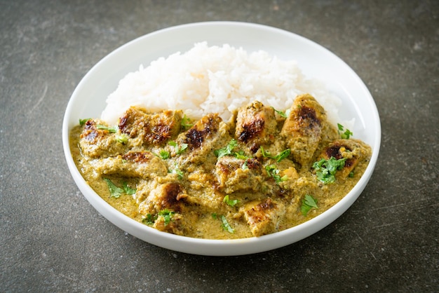 Pollo afgano al curry verde o pollo Hariyali tikka hara masala con riso