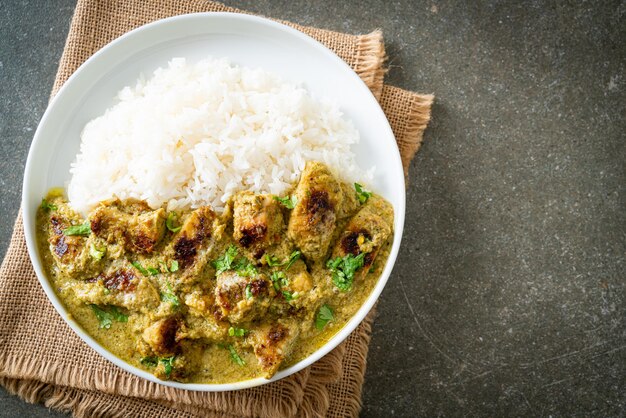 Pollo afgano al curry verde o pollo Hariyali tikka hara masala con riso