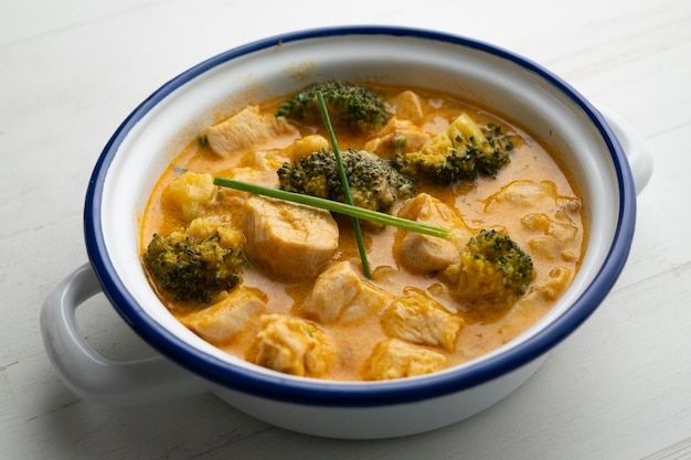 Pollo al curry con broccoli.