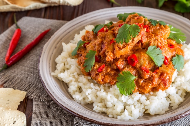 Pollo al curry con riso e coriandolo