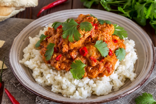 Pollo al curry con riso e coriandolo.