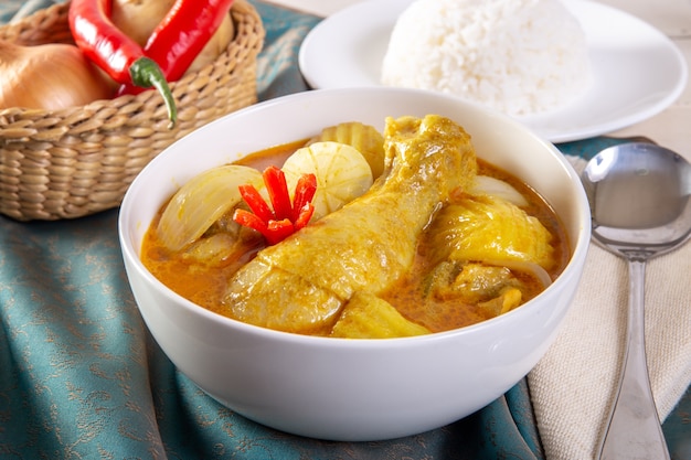 Pollo al curry giallo