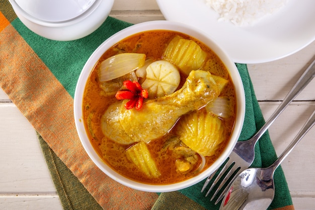 Pollo al curry giallo