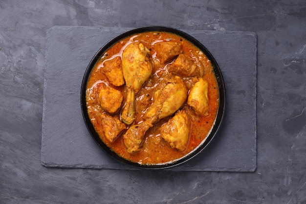 Pollo al curry o masala al curry di pollo in stile Kerala con cocco fritto in modo tradizionale