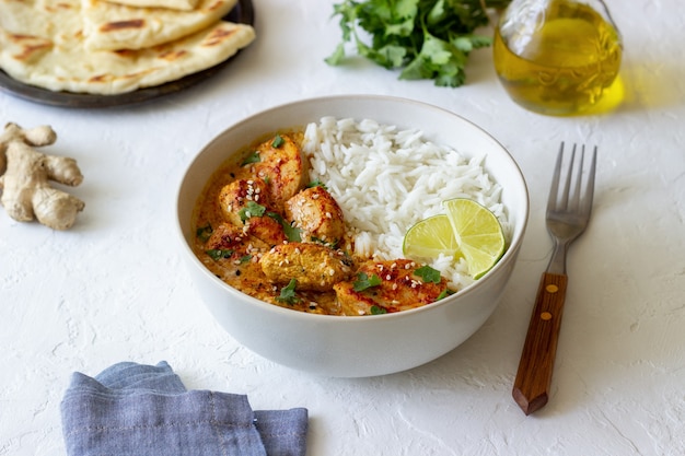 Pollo al curry tikka masala con riso, erbe aromatiche e peperoni. Cibo indiano. Cucina nazionale.