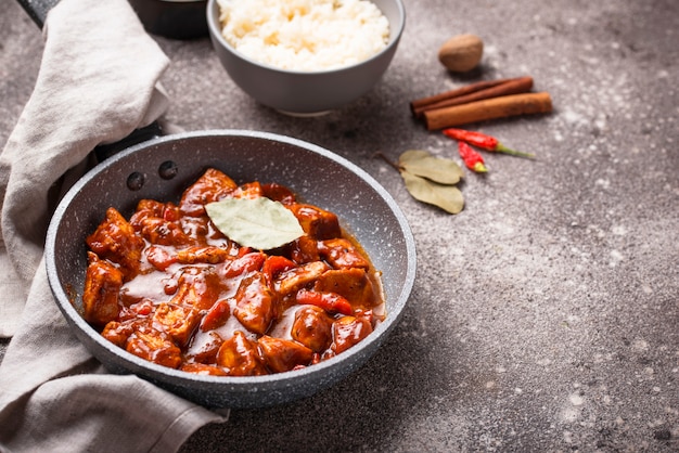 Pollo al curry tikka masala con riso