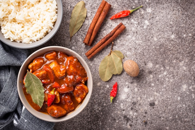 Pollo al curry tikka masala con riso